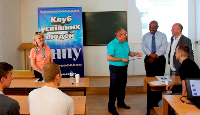 Декан фiзико-математичного факультету вручає подяки Роберту Максвелу i Олегу Водовозу